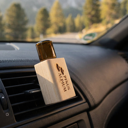 Pinus Alpium Zirben-Autoduft am Lüftungsgitter im Auto