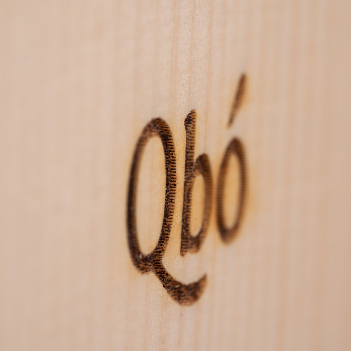 Qbò-Gravur im Zirbenholz